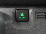 ECONモードをONにすれば『低燃費モード』へ!クルマ全体で燃費に配慮して効率よく制御します。快適性を重視したいときは、OFFにするだけで切り替えOK!