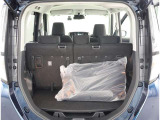 リヤシートのシートバックを倒せば、更に積載容量が広くなり、よりたくさんの荷物の収納長尺の荷物の収納が可能になります♪