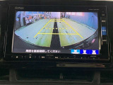 バックモニターで、後方を確認しながら安心して駐車することができます。※カメラが映し出す範囲は限られています。必ず車両周辺の安全を直接確認してください。