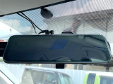 後席の大きな荷物や同乗者で後方が確認しづらい時でも安心!カメラが撮影した車両後方の映像をルームミラー内に表示。クリアな視界で状況の確認が可能です!
