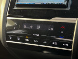 【オートエアコン】一度お好みの温度に設定すれば、車内の温度を検知し風量や温度を自動で調整。暑い&hellip;寒い&hellip;と何度もスイッチ操作をする必要はありません。快適な車内空間には必須の機能ですね♪