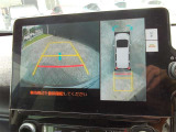 パノラミックビューモニター付きです。車両を上から見たような映像をディスプレイオーディオ画面に表示。運転席からの目視だけでは見にくい、車両周辺の状況をリアルタイムでしっかり確認できます。