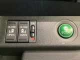 リアドアは乗り降りに便利な両側電動スライドドアです。また運転席に座っていながらスイッチ操作で自在にスライドドアを開け閉めできます。燃費に役立つECONボタンもここです。
