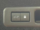 【パワーバックドア】スマートキーや運転席のボタンを押すだけでリアゲートが自動で開閉します!荷物を持っている時や、高い位置にあるバックドアを閉める際に便利な機能です♪