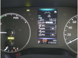 カラーヘッドアップディスプレイ付き。少ない視線移動で情報を確認できるので、運転の疲労軽減に繋がりますよ♪