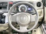 インテリアに合わせたデザインのステアリングは、運転される方のことも考え、運転しやすい形状、大きさです。是非一度、実際に触ってお確かめください。