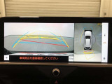 《パノラミックビューモニター(床下透過表示機能付)》クルマを上から見たような画像をディスプレイに表示し、運転席から確認しにくい箇所も確認できます。車両直下及びタイヤ付近のアンダーフロアの確認も可能です