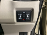 【両側パワースライドドア】です。リモコンや運転席のスイッチ操作で楽々自動開閉。