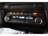 運転席と助手席の温度設定の変更が可能な左右独立タイプのデュアルエアコンです♪♪♪暑がりな人・寒がりな人も誰もが車内を快適にお過ごしいただけます♪♪♪