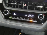 【オートエアコン】車内温度を感知して自動で温度調整をしてくれるのでいつでも快適な車内空間を創り上げます!どの席に座っても快適なドライブが楽しめます♪