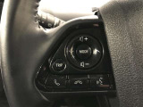ステアリングスイッチ付きで、運転中に視線を前に向けたまま操作できます。