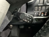 クルーズコントロール機能が付いています。 速度を設定するとアクセルを踏まなくても一定の速度で走ることができます。  高速道路ではとても便利な装置なんです。