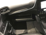 便利な収納スペースの助手席グローボックスです。小物もたくさん収納できます。