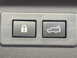 【パワーバックドア】スマートキーや運転席のボタンを押すだけでリアゲートが自動で開閉します!荷物を持っている時や、高い位置にあるバックドアを閉める際に便利な機能です♪