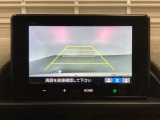 バックでの車庫入れも安心です! リアカメラが付いているバックモニター付のディスプレイオーディオを装備しております。操作線もついており距離感も画面から確認できます。