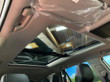 【大型サンルーフ】車内の解放感が一気に上がる大型のパノラマルーフ!季節を問わず開放的で快適なドライブをお楽しみいただけます。流通量も少なく希少価値の高い人気の装備です♪