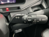 【オートライト】車のセンサーが周囲の明るさを感知し、自動でヘッドライトを点灯・消灯する機能です。この機能は夕暮れ時の交通事故が多い時間帯の安全性を高めてくれます。