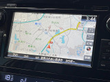 【メーカー純正ナビ】インテリアに溶け込むスタイリッシュな「専用設計」メーカーナビを装備♪視認性や操作性など基本性能にも優れ、より上質なカーライフをお楽しみいただけます。