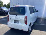 コンビネーションランプを高い位置に配置、後続車に見やすいデザインで安全にも配慮。