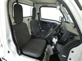 【内装】室内は、トヨタ独自の自動車クリーニング&ldquo;まるまるクリン&rdquo;を施工済です!シートを取外し後、シート本体はもちろん、床面・天井等、細部にわたり徹底的に洗浄!仕上がりには、自信があります☆