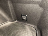 アクセサリーコンセント(AC100V・1500W)です。ラゲージルーム右側に設置されています。非常時給電システムも搭載しています。機能の詳細につきましては、展示店舗までお尋ねください。