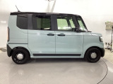 狭い駐車場でも、スライドドアならチャイルドシートへのお子さまの乗降や荷物の積載もスムーズ。とても便利な【助手席側。電動スライドドア】ドアハンドを少し引くだけでリアドアが自動開閉します。