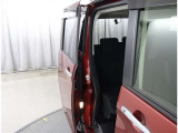 両側パワースライドドア付きだから、狭い駐車スペースなどでの 乗り降りラクラク!小さなお子さまのいるご家庭には嬉しい装備。