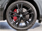 BMWの純正アロイホイールは軽量かつ強度にも優れているホイールで走行性能を引き上げる設計になっております。足元にもBMWは妥協がなくこだわっている個所になります。