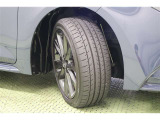 タイヤサイズ 215/45R17。