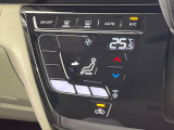 【オートエアコン】一度お好みの温度に設定すれば、車内の温度を検知し風量や温度を自動で調整。暑い&hellip;寒い&hellip;と何度もスイッチ操作をする必要はありません。快適な車内空間には必須の機能ですね♪