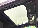 【ガラスルーフ】ガラスルーフ搭載で車内の解放感が一気にアップ!開放的なドライブをお楽しみいただけます。