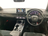 車内は光触媒抗菌消臭施工済です。インパネ周りはスタイリッシュなデザインで機能や装備も充実しています。グローブボックスやカップホルダーのほかにトレーなどたくさんの収納スペースが付いています。
