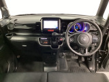 車内は光触媒抗菌消臭施工済です。スタイリッシュなデザインでスポーティなインパネ周りを演出します。グローブボックスやカップホルダーのほかにトレーなどたくさんの収納スペースが付いています。