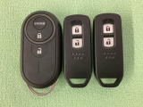 スマートキーを装備しています。鍵を差し込むことなくドアロックの開け閉めと、スタートボタン操作でのエンジンスタートができます。加えて、純正リモコンエンジンスターター用の操作キーもついています。