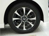 ◆純正ホイール装着車◆シンプルなデザインのホイールキャップ付きです。