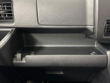 助手席側のインパネは多機能!間口の広くて使いやすいトレイや何かと工具や買い物袋を掛けれる便利なフック付き!