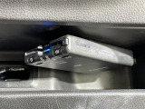 【ETC】有料道路を利用する際に料金所で停止することなく通過できる、ETC車載器(ノンストップ自動料金収受システム機器)が装備されています。セットアップを行うことで利用可能になります。
