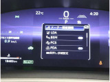 カラーヘッドアップディスプレイ付き。少ない視線移動で情報を確認できるので、運転の疲労軽減に繋がりますよ♪