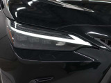 LEDヘッドランプにはアダプティブハイビームシステム「AHS」を採用。光検出カメラで車両検出をし、先行車や対向車に直接ハイビームを当てないように部分遮光します。