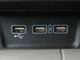 USBジャック搭載☆右側2つは急速充電に対応しているほか、左側は純正ナビと連動しているため、音楽再生も可能です♪