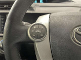 ステアリングスイッチ付きで、運転中に視線を前に向けたまま操作できます。