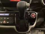 CVT車のセレクトレバーです。低速から高速まで、変速ショックのないスムーズな走りを実現するとともに、エンジン効率のよい領域を維持することで燃費にも貢献します。