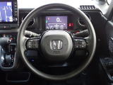 ハンドル左側にはオーディオ操作が出来るオーディオリモートコントロールスイッチ、右側にはHonda SENSINGとオートクルーズコントロールのスイッチを装備!