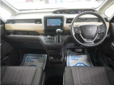 運転にかかわる様々な操作を安全に行えるように視点移動が少なく、操作性に配慮されたスイッチ類が凝縮されたコクピットです。
