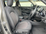 ●前席:ゆったりとしたドライバースペースで、長時間の運転でも快適にお過ごしいただけます。