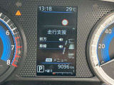スピードメーター上に運転をサポートする様々な情報を表示してくれます。走行距離は約9000キロです。