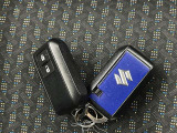 スマートキーをポケットやバッグに携帯していれば、キーを取り出すことなくドアハンドルを握り解錠、ドアハンドルのセンサーに触れるだけで施錠できます。