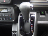 インパネシフトだから視線の移動も少なく足元もスッキリ♪運転席もゆったりしているのでゆとりを持ってドライブできますね!