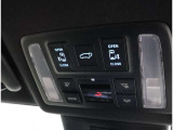電動式バックドアです。 荷物を持ったままでもボタン一つで自動的に開け閉めできるので便利ですよ。挟み込み防止機能も付いていますのでお子様の手や荷物を挟み込むのを防いでくれますよ