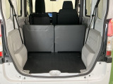 いろいろな使い方ができる広くて使い勝手のいい荷室。※一部、角度調整などができない車種もございます